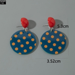 Detailansicht der Retro Acryl-Ohrringe in Blau mit Maßen von 5,3 cm und 12g Gewicht