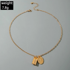 Vue détaillée du collier doré multicouche avec pendentif ovale et info de poids