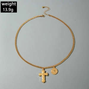 Détail du collier doré multi-rangs avec pendentifs croix et pièce, poids total de 13,9 g