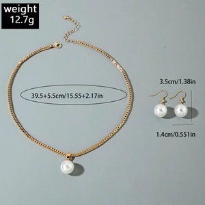 Vue détaillée des dimensions de la parure de perles et du collier à maillons carrés