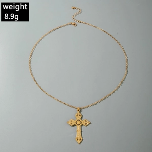 Détail d'un pendentif croix en or évidé de 8,9g avec des textures vintage complexes