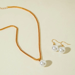 Parure de bijoux élégante avec collier de perles dorées et boucles d'oreilles