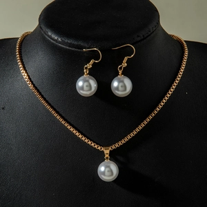 Parure de bijoux dorés avec collier en perles blanches et boucles d'oreilles assorties