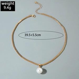 Détail du collier de perles en chaîne box dorée avec dimensions 39,5+5,5cm et poids 9,4g