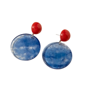 Retro-Ohrhänger aus Acryl mit blauer Marmorierung und roten runden Ohrsteckern