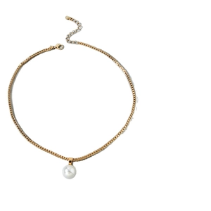 Élégant collier à maille vénitienne dorée avec pendentif perle blanche sur fond blanc pur