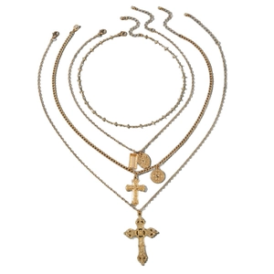 Ensemble de cinq colliers dorés superposés avec pendentifs croix et pièces vintage