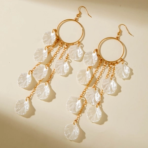Lange Quastenohrringe im französischen Stil mit Muscheln und Perlen in Goldweiß