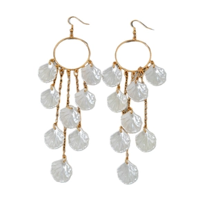 Französische Muschel-Perlen-Ohrringe mit langen Goldketten für einen edlen Boho-Look