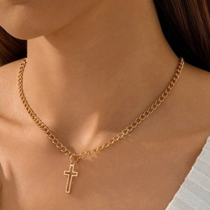 Detailansicht der mehrlagigen Goldkette mit minimalistischem Kreuzanhänger am Model