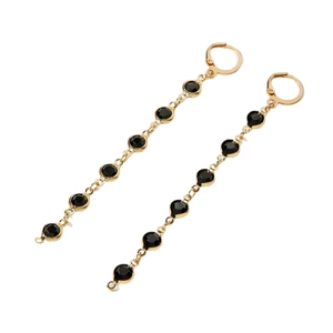 Boucles d'oreilles longues en chaîne dorée avec strass noirs ronds sur fond blanc