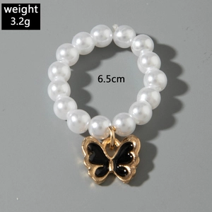 Détail de bijou en perles avec charm papillon noir pesant 3,2g et dimension de 6,5cm