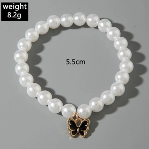 Détail du bracelet de perles de 8,2g avec papillon en émail noir et diamètre de 5,5cm
