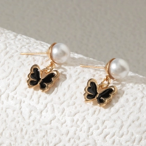 Détails des boucles d'oreilles perles vintage avec pendentifs papillons en émail noir