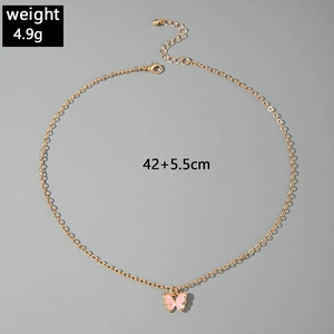 Détail du collier pendentif papillon rose avec chaîne dorée et fermoir mousqueton