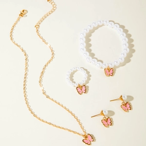 Détail d'une parure bijoux quatre pièces avec papillons roses et perles blanches