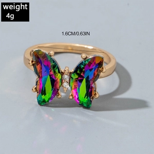 Détails d'une bague papillon émaillée avec ailes arc-en-ciel et dimensions précises