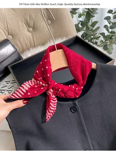 Elegante foulard rosso 70x70cm in finta seta con raffinati pois bianchi e strisce