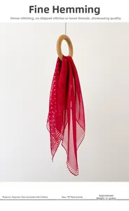 Dettaglio macro del foulard in chiffon rosso che mostra trama e cuciture di precisione