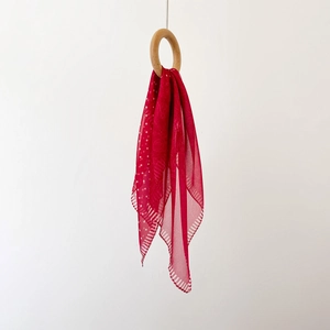 Foulard quadrato rosso traslucido con pois bianchi e delicati motivi floreali