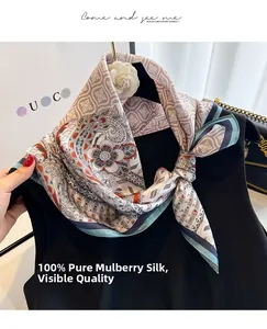 Détail d'un foulard en soie 100% mûrier avec motifs cachemire et fleurs mauves