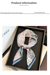 Détail d'un foulard en soie 65x65cm avec motifs floraux vintage et bordures imprimées
