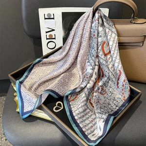 Châle en soie multifonctionnel avec imprimés géométriques et paisley en gris et orange