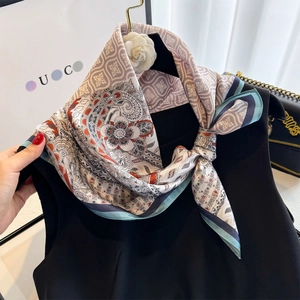 Foulard élégant en soie à fleurs et paisley avec bords roulés contrastés comme bandana