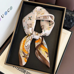 Foulard élégant en soie champagne avec imprimés géométriques et plumes rétro sur plateau