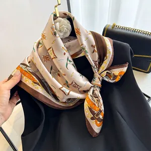 Carré en soie élégant avec motif de boucles rétro sur un gilet noir sophistiqué