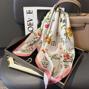 Foulard Carré Élégant Pour Femmes En Pure Satin De Mûrier Avec Imprimés Floraux Et Équestres Style Chic Français
