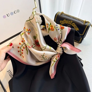 Carré de soie à fleurs pour femme sur haut noir avec bords roulés rose pastel