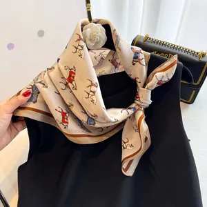 Détail d'un foulard en soie avec imprimé équestre vintage noué en un élégant nœud