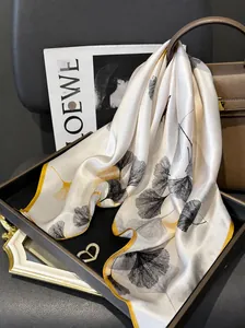 Dettaglio del foulard quadrato in pura seta di gelso con motivo a foglie di ginkgo