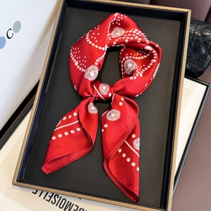 Foulard quadrato in 100% seta di gelso rossa con motivo di camelia bianca e pois
