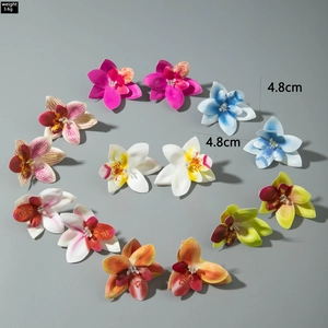 Detail van 3D-orchideeënoorbellen met een diameter van 4,8 cm en textuur