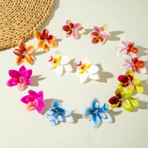 Bovenaanzicht van kleurrijke 3D orchidee oorbellen in diverse bohemian tinten