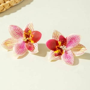 Macro-detail van zijden orchidee oorbellen met realistische roze textuur en transparante clip