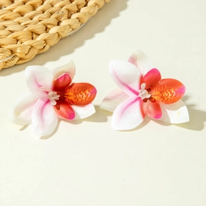 Macro-opname van Boheemse 3D-orchidee-oorbellen met roze en witte bloemblaadjes