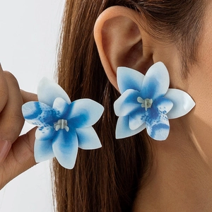 Bohemian 3D orchidee bloem oorbellen met blauw-wit kleurverloop gedragen door model