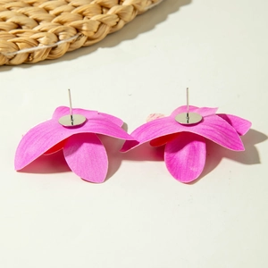 Detailweergave van de roze orchidee oorbellen met metalen stekers en realistische textuur