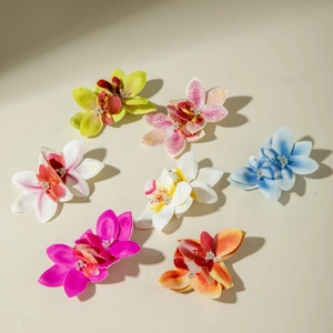 Detail van kleurrijke boho 3D orchidee oorbellen met realistische stoffen texturen