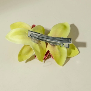 Detail van de boheemse orchidee bloemclip met zilveren metalen krokodillenklem achter