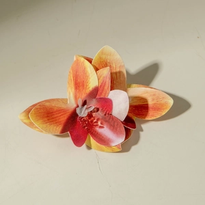 Macro-opname van de Boheemse orchideeënoorbel met realistische textuur en oranje verloop