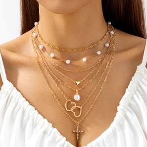Ensemble De Colliers Multi Rangs Alliage Doré Künstliche Perle Fantaisie Cœur Croix Pendentif Strass Bijoux De Mode Pour Femmes