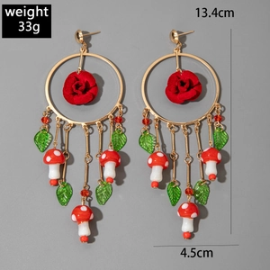 Détails de créoles dorées avec roses rouges et pendentifs champignons, longueur 13,4cm