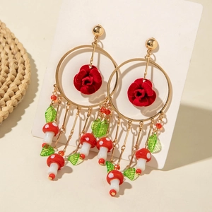 Boucles d'oreilles créoles avec rose, champignon et pompons au style forêt