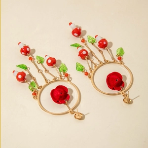 Boucles d'oreilles forêt avec champignons rouges, feuilles vertes et fleur rouge floquée