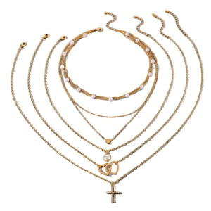 Ensemble de colliers dorés multicouches avec perles, pendentifs cœur et croix strass