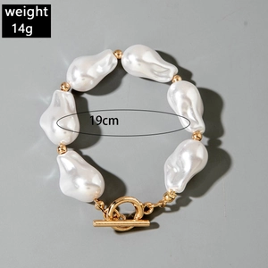 Detailed view of baroque pearl bracelet with gold OT toggle clasp and 19cm length parameter